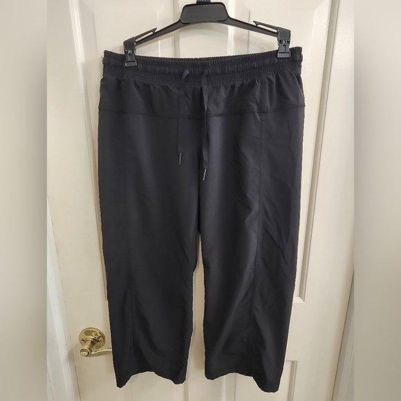 Lululemon Black Capri Pants Size 6 - Picture 1 of 4